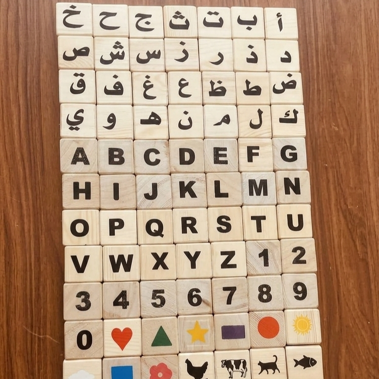 مجموعة مكعبات التعلم الذكية   -   15 مكعبًا خشبيًا • 90 وجهًا تعليميًا • بطاقات تحدي تفاعلية